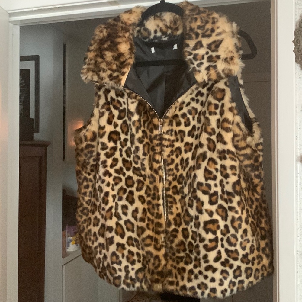 Leopard vest with gold zipper